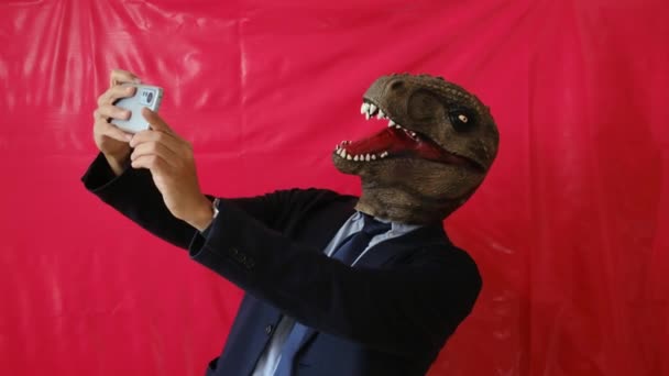 Üzletember Dinoszaurusz Maszk Beszél Szelfi Okostelefon Beltérben — Stock videók