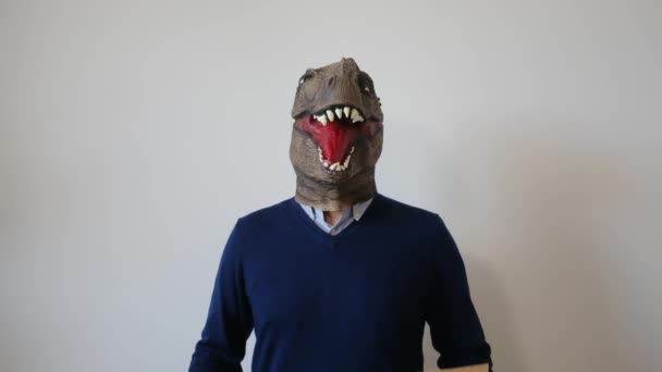 Dinozor Maskesi Takan Bir Işadamı Üzerinde Metin Olan Bir Kart — Stok video