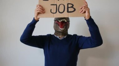 Dinozor maskesi takan bir işadamı üzerinde metin olan bir kart gösteriyor. 