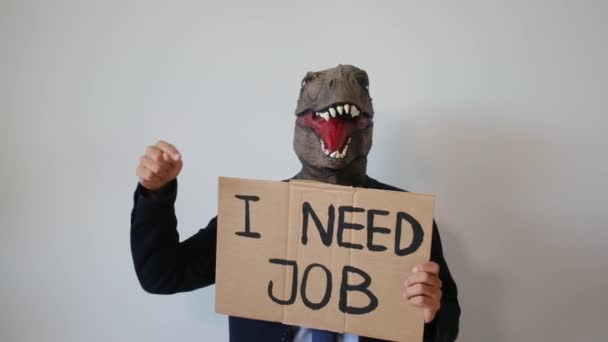 Hombre Negocios Con Máscara Dinosaurio Mostrando Tarjeta Con Texto Necesito — Vídeos de Stock