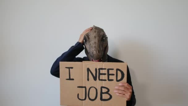 Επιχειρηματίας Φορώντας Μάσκα Δεινοσαύρου Δείχνει Κάρτα Κείμενο Χρειάζομαι Δουλειά Στο — Αρχείο Βίντεο