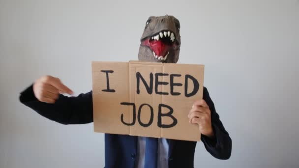 Affärsman Bär Dinosaurie Mask Visar Kort Med Text Jag Behöver — Stockvideo