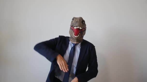 Hombre Negocios Con Máscara Dinosaurio Bailando — Vídeo de stock