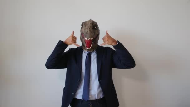 Hombre Negocios Con Máscara Dinosaurio Con Gestos Llamada — Vídeos de Stock