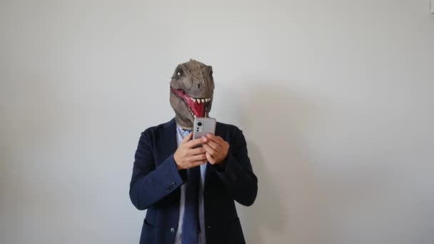 Hombre Negocios Máscara Dinosaurio Con Teléfono Inteligente Interior — Vídeo de stock