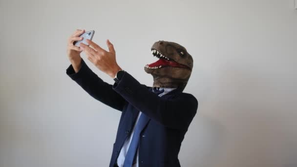 Επιχειρηματίας Μάσκα Δεινόσαυρος Smartphone Λήψη Selfie — Αρχείο Βίντεο