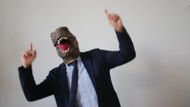 Biznesmen Masce Dinozaura Taniec — Wideo stockowe