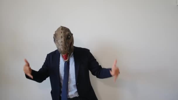 コールジェスチャーで恐竜のマスクのビジネスマン — ストック動画