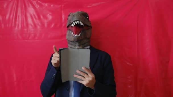 Hombre Negocios Máscara Dinosaurio Que Sostiene Tableta Interior — Vídeos de Stock