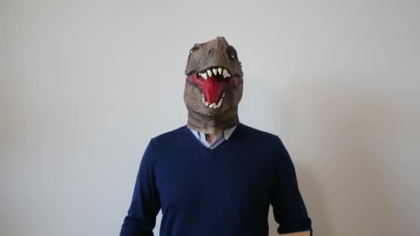 Empresário Vestindo Máscara Dinossauro Mostrando Cartão Com Texto Preciso Trabalho — Vídeo de Stock