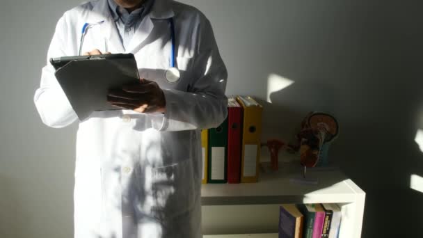 Lékař Drží Tablet Počítače Klinice — Stock video