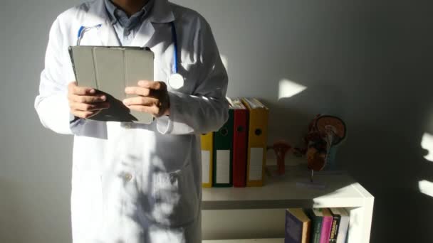 Lekarz Trzymający Tablet Klinice — Wideo stockowe