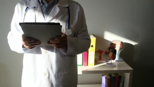 Médico Segurando Computador Tablet Clínica — Vídeo de Stock