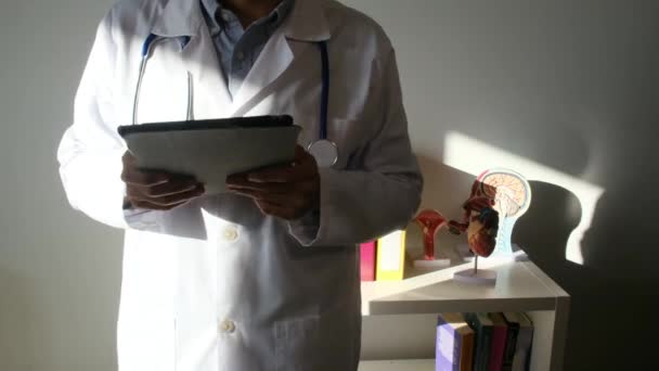 Médico Sosteniendo Una Tableta Clínica — Vídeos de Stock
