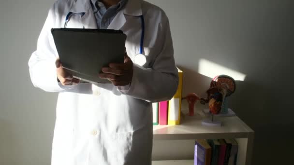 医生在诊所里拿着平板电脑 — 图库视频影像