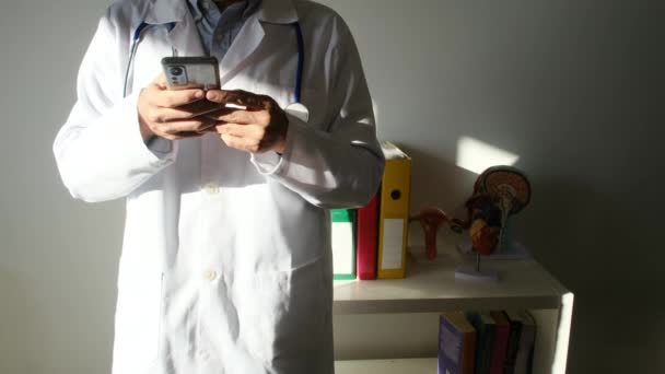 Arzt Mit Smartphone Der Klinik — Stockvideo