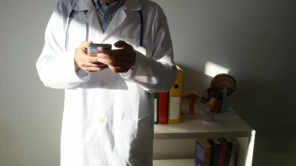 Arzt Mit Smartphone Der Klinik — Stockvideo