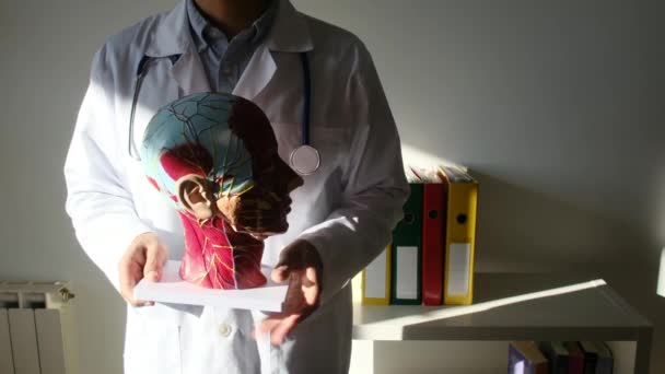 Άνδρας Γιατρός Ανθρώπινο Κεφάλι Μοντέλο Στο Νοσοκομείο — Αρχείο Βίντεο