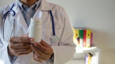 Doktor hapları elinde tutuyor, kapat.