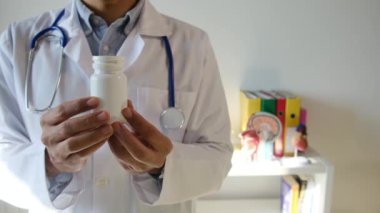Doktor hapları elinde tutuyor, kapat.