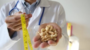 Ellerinde bant ve fındık tutan doktor hastane, sağlık ve sağlık hizmetleri konsepti