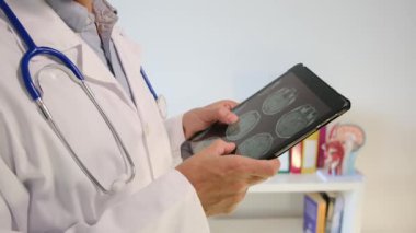 Ofisinde röntgen olan tablet bilgisayarı olan doktor, kapatın.