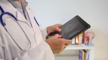 Ofisinde röntgen olan tablet bilgisayarı olan doktor, kapatın.