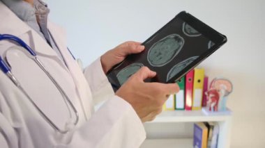 Ofisinde röntgen olan tablet bilgisayarı olan doktor, kapatın.