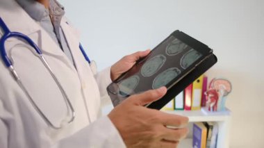 Ofisinde röntgen olan tablet bilgisayarı olan doktor, kapatın.
