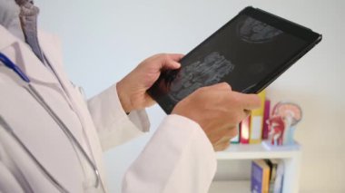 Ofisinde röntgen olan tablet bilgisayarı olan doktor, kapatın.