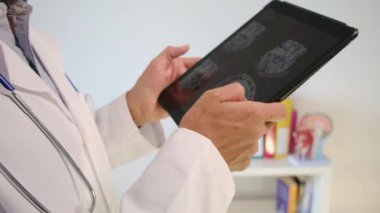 Ofisinde röntgen olan tablet bilgisayarı olan doktor, kapatın.