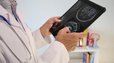 Ofisinde röntgen olan tablet bilgisayarı olan doktor, kapatın.