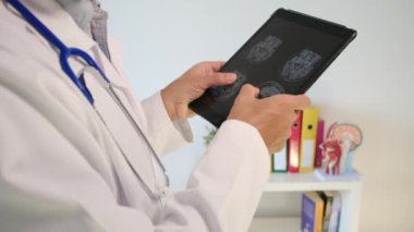 Ofisinde röntgen olan tablet bilgisayarı olan doktor, kapatın.