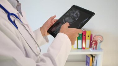 Ofisinde röntgen olan tablet bilgisayarı olan doktor, kapatın.