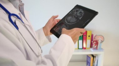 Ofisinde röntgen olan tablet bilgisayarı olan doktor, kapatın.