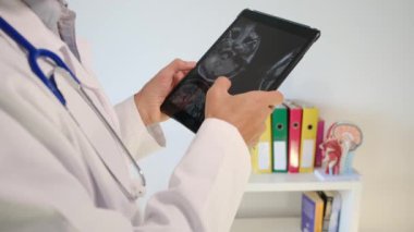 Ofisinde röntgen olan tablet bilgisayarı olan doktor, kapatın.