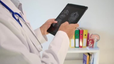 Ofisinde röntgen olan tablet bilgisayarı olan doktor, kapatın.