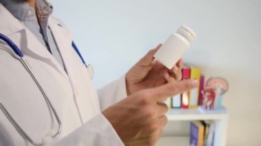 Doktor hapları elinde tutuyor, kapat.