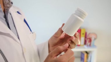 Doktor hapları elinde tutuyor, kapat.