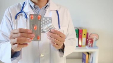 Doktor hapları elinde tutuyor, kapat.