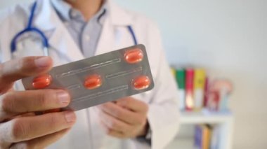 Doktor hapları elinde tutuyor, kapat.