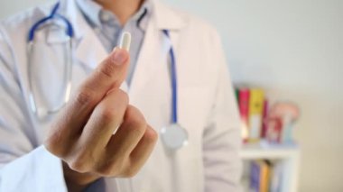 Doktor elinde hap tutuyor, kapat.