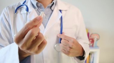 Doktor elinde hap tutuyor, kapat.