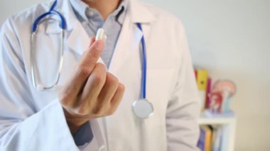 Doktor elinde hap tutuyor, kapat.