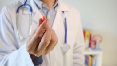 Doktor elinde hap tutuyor, kapat.