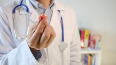 Doktor elinde hap tutuyor, kapat.