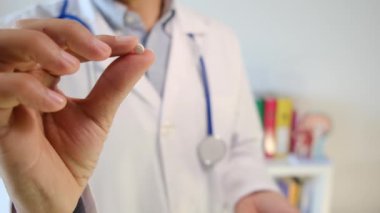 Doktor elinde hap tutuyor, kapat.