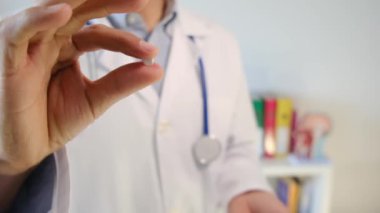 Doktor elinde hap tutuyor, kapat.