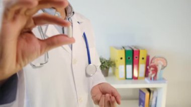 Doktor elinde hap tutuyor, kapat.