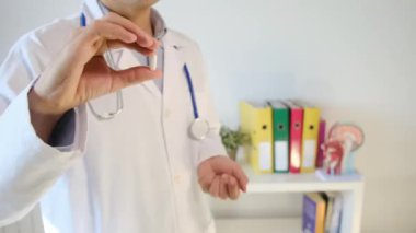 Doktor elinde hap tutuyor, kapat.